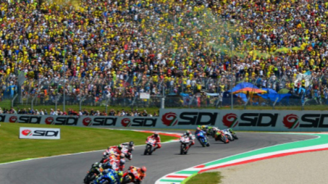 La marea Gialla accorsa a incoraggiare Valentino rossi