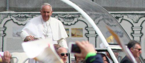 Papa Francesco in un incontro con i fedeli