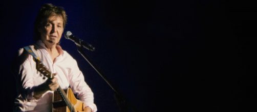 Paul McCartney durante un concerto (Fonte: pixabay.com)