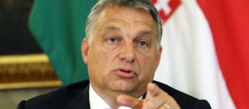 Viktor Orban, el Primer Ministro húngaro, señala tajante con el dedo al horizonte en uno de sus discursos.