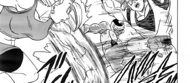 Freezer evita que Goku sea golpeado por Kale Freezer evita que Goku sea golpeado por Kale