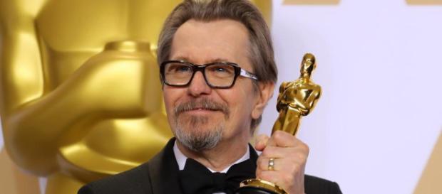 Gary Oldman dará voz a una consola con tendencias sádicas en la cinta 'Tau' Gary Oldman dará voz a una consola con tendencias sádicas en la cinta 'Tau'