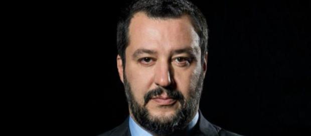Matteo Salvini, maggioranza degli italiani favorevole alla linea dura sui migranti Matteo Salvini, maggioranza degli italiani favorevole alla linea dura sui migranti