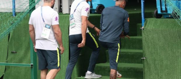 Neymar sente dores no tornozelo e deixa treino da seleção Neymar sente dores no tornozelo e deixa treino da seleção