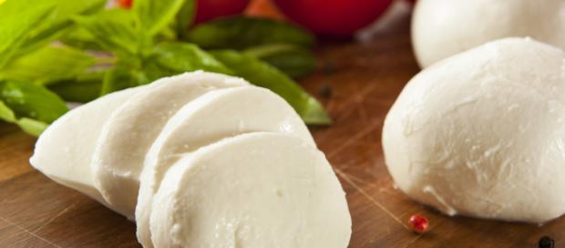 Studentessa trova due aghi nella confezione di mozzarella acquistata al supermercato. Studentessa trova due aghi nella confezione di mozzarella acquistata al supermercato.