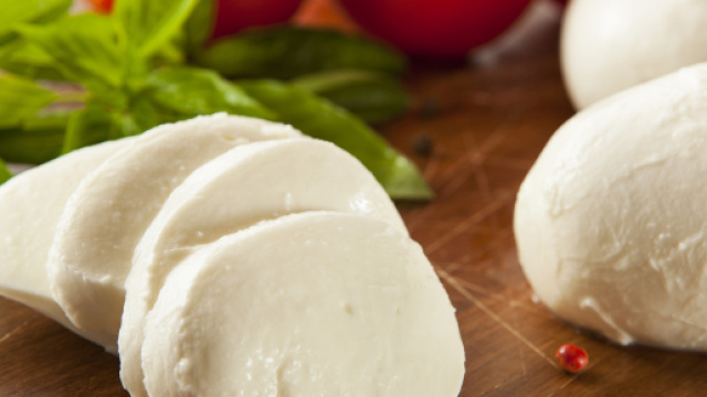 Studentessa trova due aghi nella confezione di mozzarella acquistata al supermercato.
