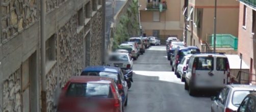 Genova, sosta selvaggia a Castelletto: ambulanza ostacolata dai veicoli.