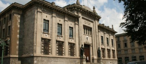 La Procura di Bergamo ha predisposto gli arresti domiciliari per una docente 40enne.