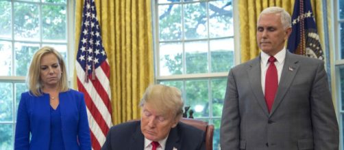 Trump firma orden ejecutiva para detener separación de familias migrantes