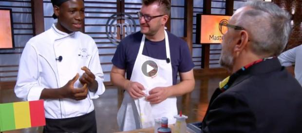 A Napoli Bouyagui Konatel, cuoco migrante già ospite di MasterChef, è stato ferito con colpi sparati da un fucile ad aria compressa. A Napoli Bouyagui Konatel, cuoco migrante già ospite di MasterChef, è stato ferito con colpi sparati da un fucile ad aria compressa.