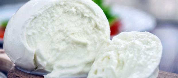 Firenze, studentessa trova aghi nella mozzarella. Firenze, studentessa trova aghi nella mozzarella.