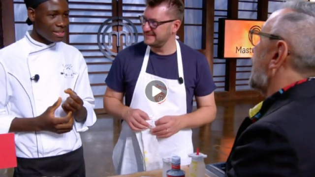 A Napoli Bouyagui Konatel, cuoco migrante già ospite di MasterChef, è stato ferito con colpi sparati da un fucile ad aria compressa.