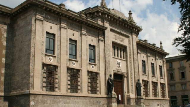 La Procura di Bergamo ha predisposto gli arresti domiciliari per una docente 40enne.