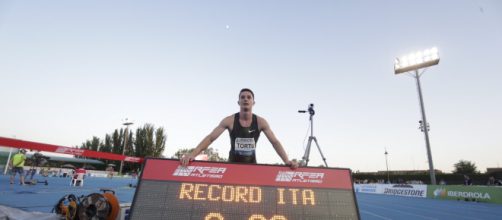 Filippo Tortu mostra con orgoglio il 9.99 (nuovo record italiano)