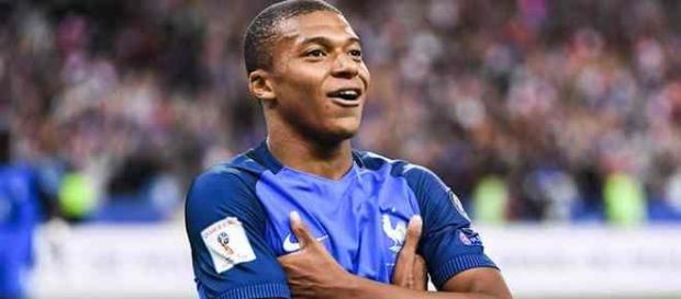 Kylian Mbappé devient le joueur française le plus jeune à participer à une compétition internationale Kylian Mbappé devient le joueur française le plus jeune à participer à une compétition internationale