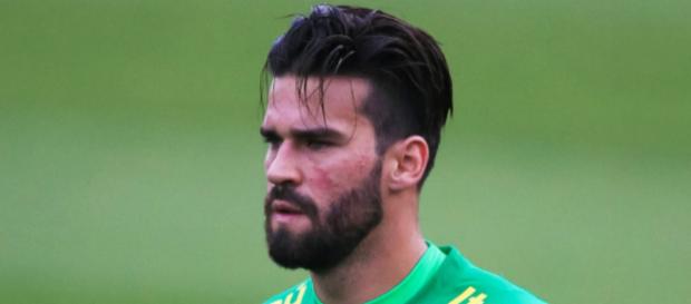 Rosto do goleiro brasileiro sofre com vermelhidão forte. Rosto do goleiro brasileiro sofre com vermelhidão forte.