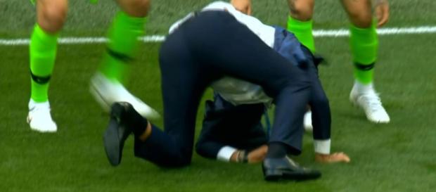 Técnico do Brasil leva tombo ao comemorar o gol Técnico do Brasil leva tombo ao comemorar o gol