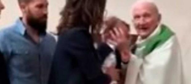 Un sacerdote abofetea a un bebé por llorar en su bautismo Un sacerdote abofetea a un bebé por llorar en su bautismo