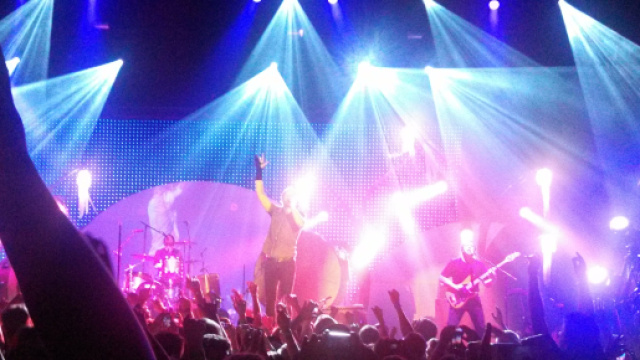 Fonte: http://live105.ca/what-would-you-give-up-to-see-your-favorite-band/.