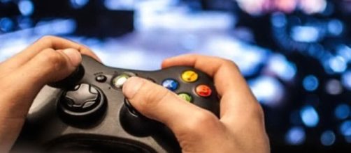 Bimbo di 10 anni non va in bagno per giocare ad un videogioco