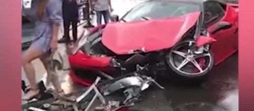 Cina, schianto in Ferrari: donna distrugge auto da 500mila euro (VIDEO)