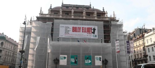 El cartel que en Budapest anuncia el musical 'Billy Elliot', en la Ópera de Budapest, en obras.