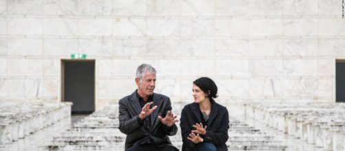 Lo chef Anthony Bourdain mentre parla con la sua ultima compagna, Asia Argento - fonte: movieplayer.it