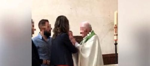 Sacerdote sospeso dopo aver dato uno schiaffo al bimbo che stava battezzando