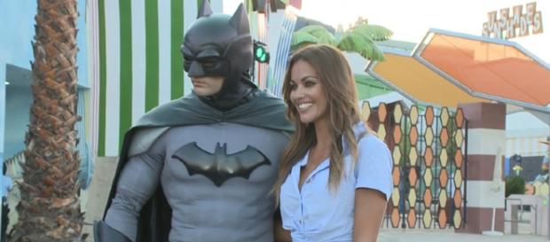 Lara Álvarez asiste a la Summer Party del Parque Warner y conoció a su superhéroe favorito Lara Álvarez asiste a la Summer Party del Parque Warner y conoció a su superhéroe favorito