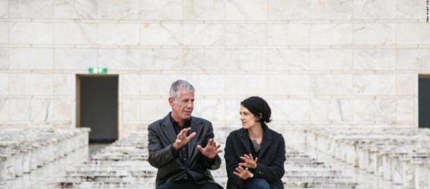 Lo chef Anthony Bourdain mentre parla con la sua ultima compagna, Asia Argento - fonte: movieplayer.it Lo chef Anthony Bourdain mentre parla con la sua ultima compagna, Asia Argento - fonte: movieplayer.it