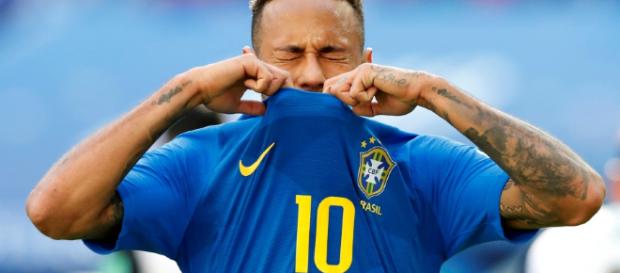 Neymar en pleure lors du second match de Coupe de monde Neymar en pleure lors du second match de Coupe de monde