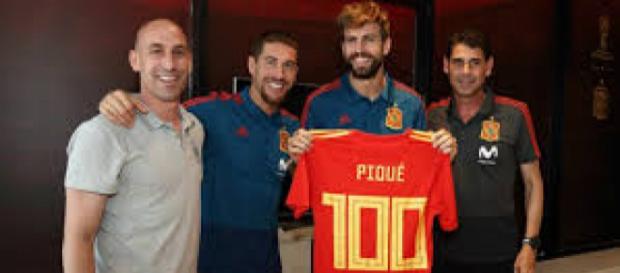 Pique recibe dos reconocimientos, uno por de sus compañeros y otro por el PETA Pique recibe dos reconocimientos, uno por de sus compañeros y otro por el PETA