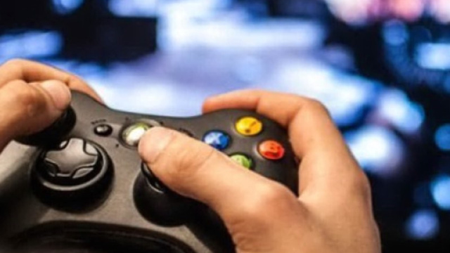 Bimbo di 10 anni non va in bagno per giocare ad un videogioco