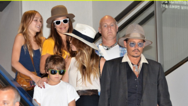 Johnny Depp, Amber Heard e i due figli (Justjared.com)