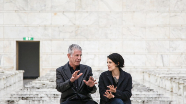 Lo chef Anthony Bourdain mentre parla con la sua ultima compagna, Asia Argento - fonte: movieplayer.it
