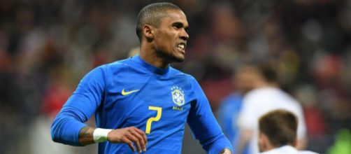 Infortunio per Douglas Costa: salterà Brasile-Serbia