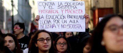 Organizaciones feministas increpan a los miembros de 'La Manada' a la llegada de sus casas