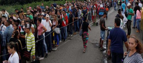 Una ola de venezolanos cruzaron la frontera con Colombia este sábado