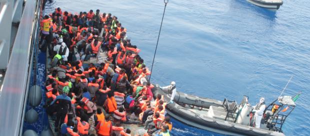 In foto, uno dei salvataggi delle navi di soccorso migranti In foto, uno dei salvataggi delle navi di soccorso migranti