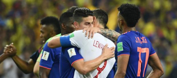 James Rodriguez vient saluer son collègue au Bayern Munich Robert Lewandowski après leur victoire 3-0. James Rodriguez vient saluer son collègue au Bayern Munich Robert Lewandowski après leur victoire 3-0.