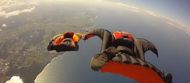 La tuta alare, elemento chiave del "base jumping". La tuta alare, elemento chiave del "base jumping".