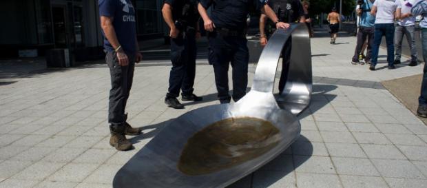 Nella foto l'opera utilizzata per la protesta ed i poliziotti che hanno proseguito con la rimozione - fonte: New York Times Nella foto l'opera utilizzata per la protesta ed i poliziotti che hanno proseguito con la rimozione - fonte: New York Times