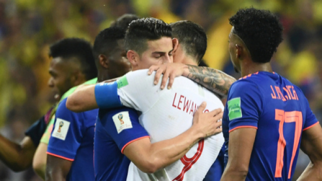 James Rodriguez vient saluer son collègue au Bayern Munich Robert Lewandowski après leur victoire 3-0.