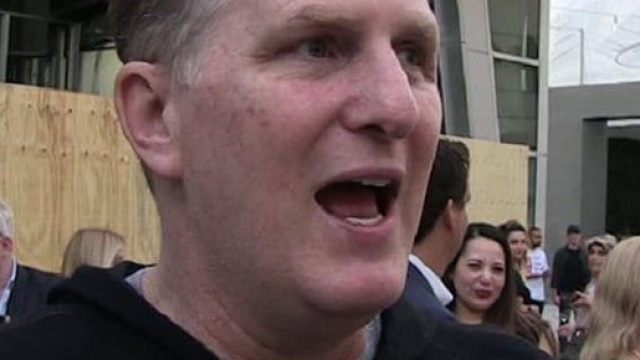 Michael Rapaport blocca un passeggero che durante un volo aereo stava aprendo la porta d'emergenza.