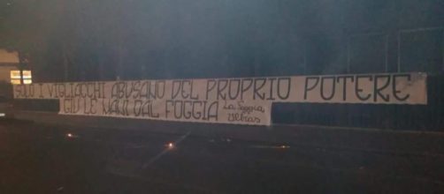 Lo striscione esposto dai tifosi del Foggia di fronte alla sede del Tribunale Nazionale Federale della FIGC a Roma.
