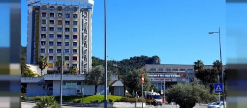 Salerno: una donna partorisce in ospedale, allatta suo figlio e poi si suicida