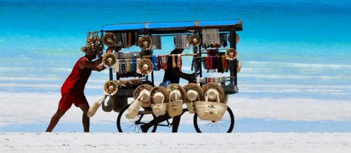 Multe in arrivo per chi acquista da ambulanti abusivi in spiaggia