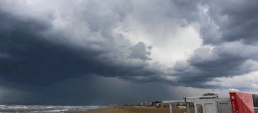 Rimini, trombe d'aria e spiagge deserte in riviera romagnola