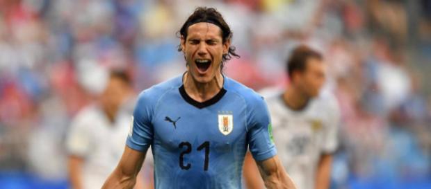 Cavani fez o terceiro gol da vitória que deu a classificação aos uruguaios. Foto: Fabrice COFFRINI /AFP Cavani fez o terceiro gol da vitória que deu a classificação aos uruguaios. Foto: Fabrice COFFRINI /AFP
