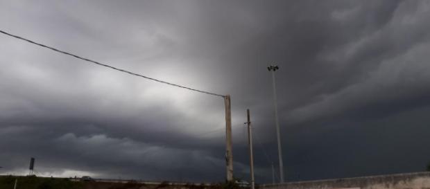 Rimini, tempesta di pioggia e vento: avvistate trombe marine in Riviera (VIDEO) Rimini, tempesta di pioggia e vento: avvistate trombe marine in Riviera (VIDEO)